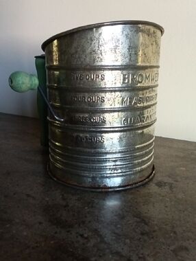 Bromwell Metal 5-Cup Flour Sifter with Green Wooden Handle